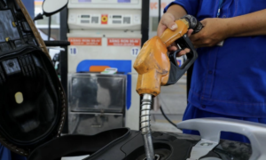 Singapore: Vì Sao Đảo Quốc Sư Tử Có Giá Xăng Đắt Nhất Đông Nam Á và Bài Học Chính Sách?