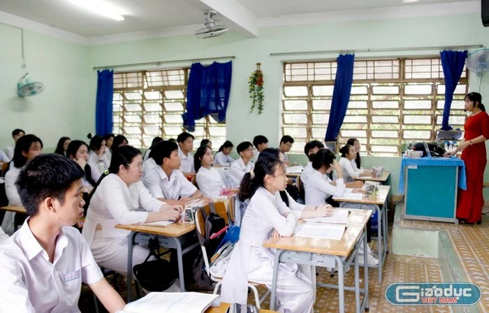 Dạy Thêm Trong Nhà Trường Năm 2026: Tranh Luận Nóng Bỏng Về Thu Phí và Tầm Quan Trọng Của Quản Lý